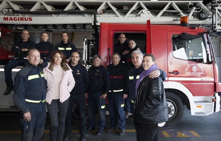 María José Pérez y María Eugenia Espínola con los bomberos que salvaron sus vidas. María José Pérez y María Eugenia Espínola con los bomberos que salvaron sus vidas.