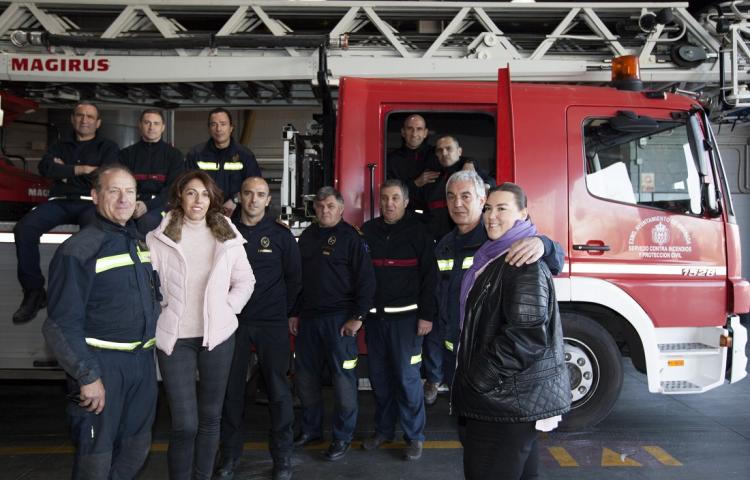 María José Pérez y María Eugenia Espínola con los bomberos que salvaron sus vidas.