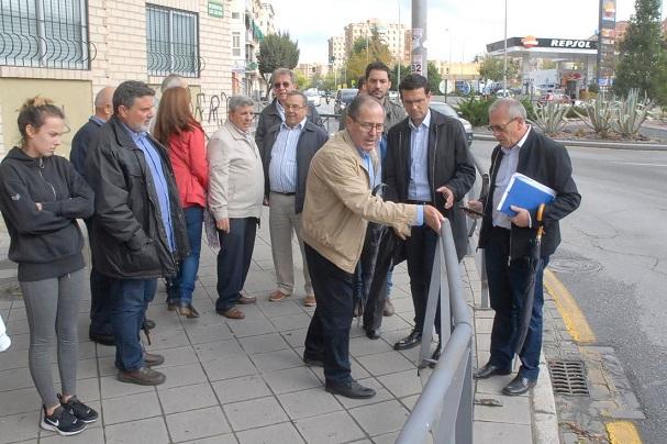 Vecinos muestran al alcalde una barandilla rota en el barrio de San Francisco Javier. 