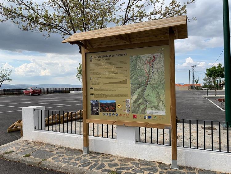 Panel de señalización de la ruta en el nuevo aparcamiento de Lugros Panel de señalización de la ruta en el nuevo aparcamiento de Lugros.
