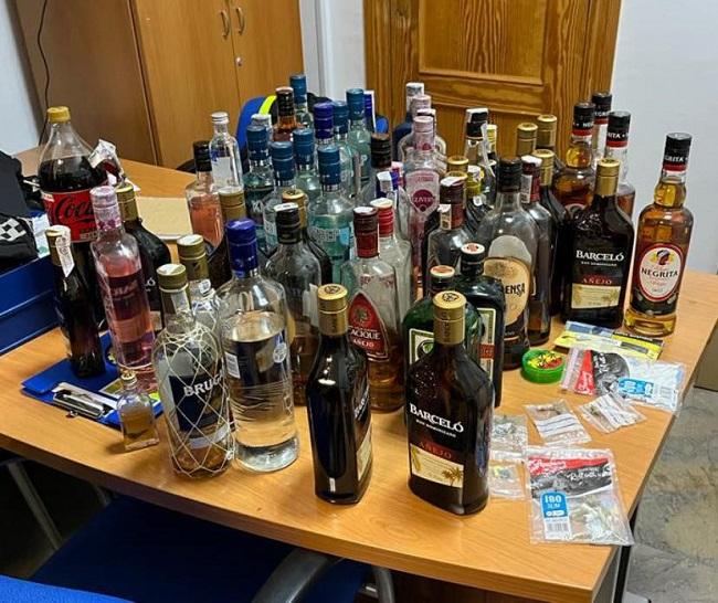 hambruna Cabina Sufijo La Policía Local de Monachil interviene cien botellas de alcohol y drogas  en el entorno de una fiesta para menores | El Independiente de Granada