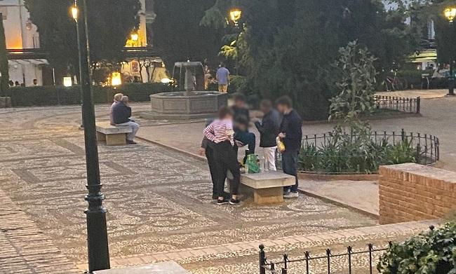 Varios jóvenes, sin mascarilla, en el Campo del Príncipe.