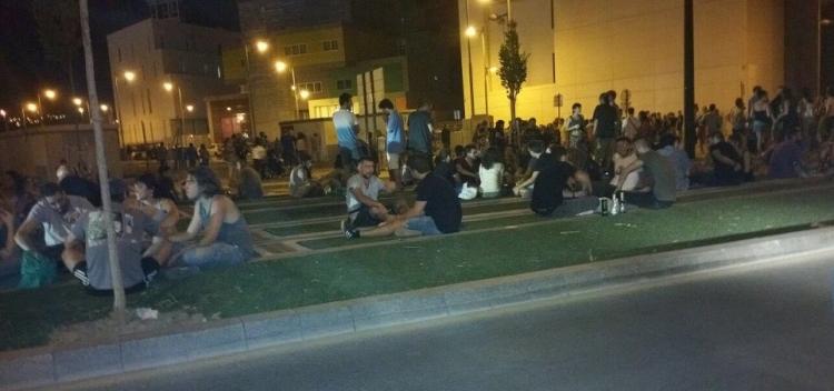 Jóvenes este jueves por la noche en las vías del Metro, en el entorno del PTS.