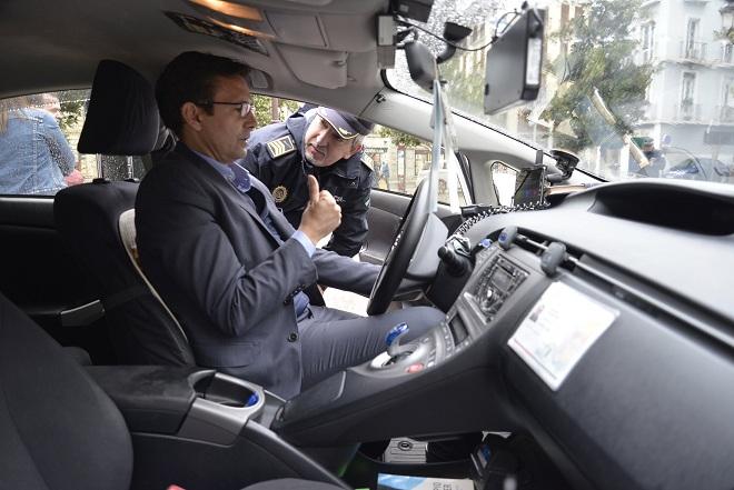 El alcalde examina el nuevo dispositivo dentro de un taxi. 