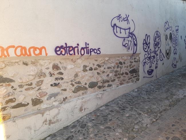 Una de las lamentables pintadas que dejó la brigada.