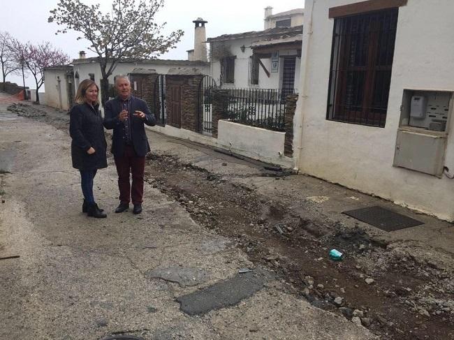 El diputado provincial de Obras con la alcaldesa de Bubión.