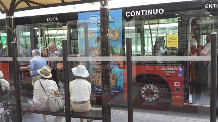 Autobús urbano en una parada. 