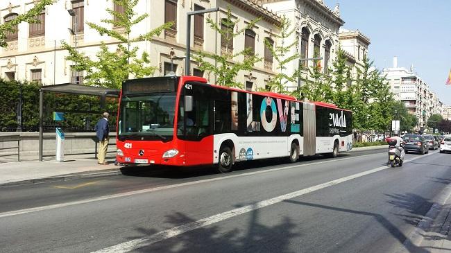 Un autobús en pruebas en una de las paradas de la LAC de Gran Vía.