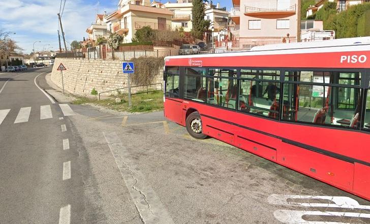 Autobús urbano en la última parada de El Fargue.