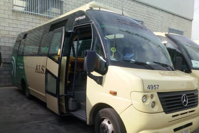 Uno de los microbuses que entra en servicio este lunes en Ogíjares. 