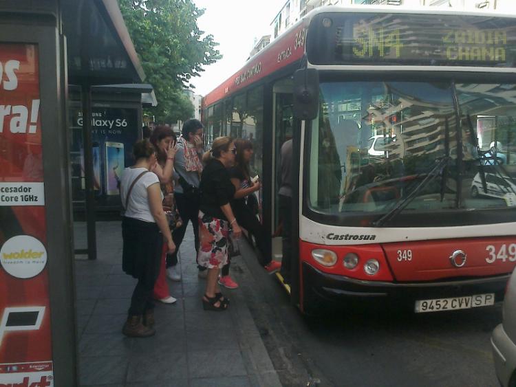 Ususarios suben al bus en el Zaidín.