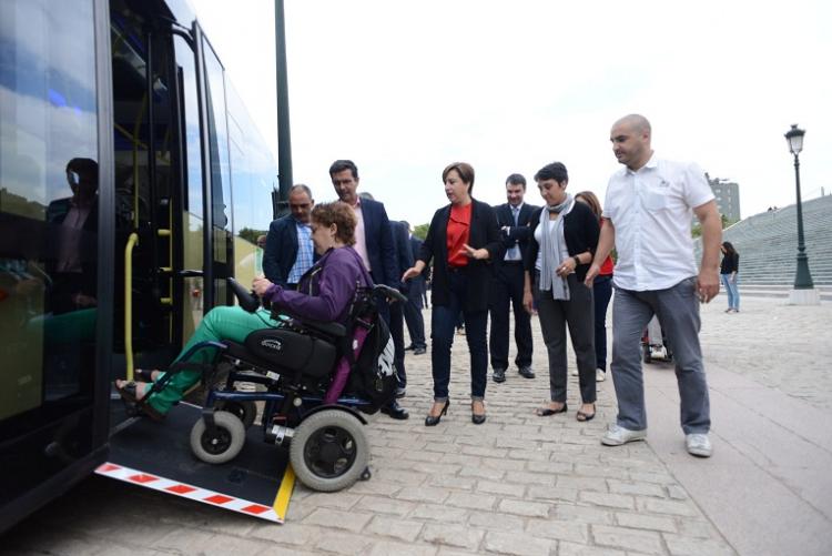 Usuaria en silla de ruedas sube por la rampa de uno de los nuevos autobuses.