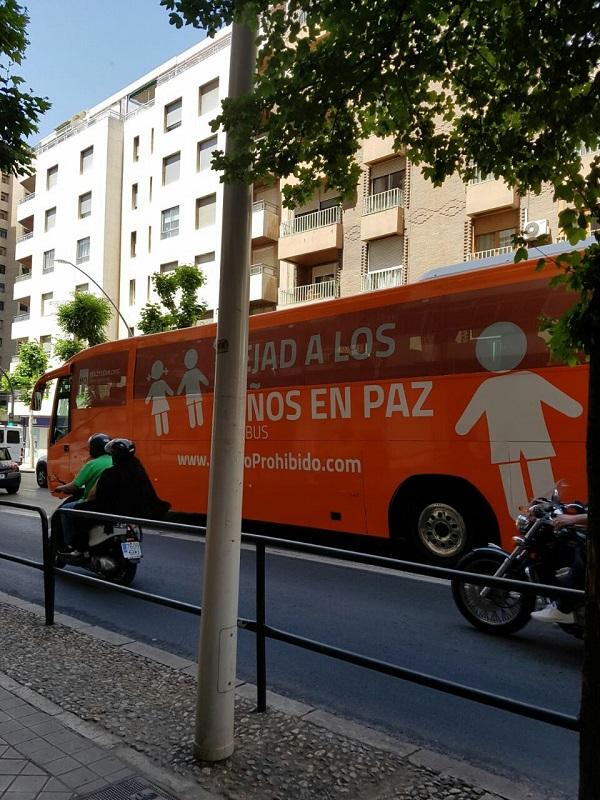 El autobús de la transfobia, este martes en Granada. 