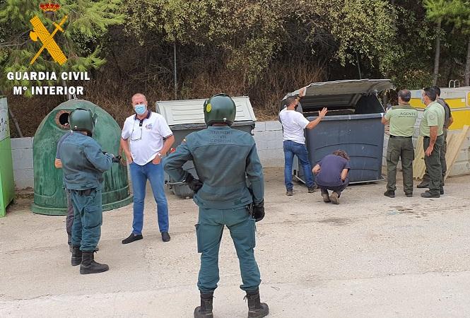 Los agentes buscan el cadáver del águila. 