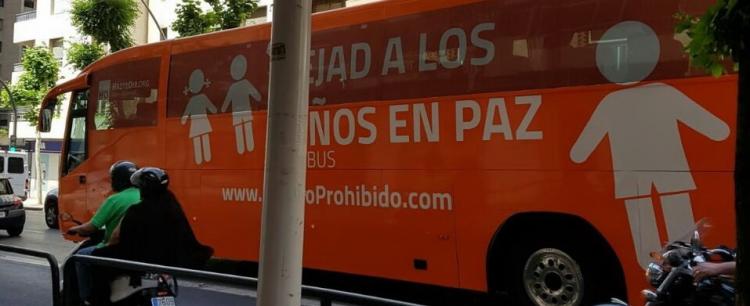 El bus de la transfobia circulando, este martes, por Granada. El bus de la transfobia circulando, este martes, por Granada.