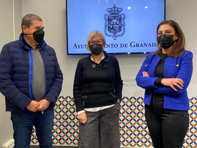 Las concejalas Raquel Ruz y María de Leyva con el portavoz de la Policía Local, Jacinto Sánchez.