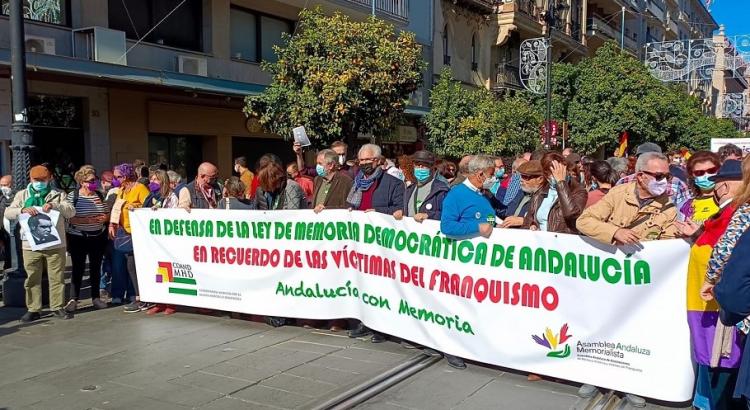 Imagen de la cabecera de la multitudinaria marcha que ha reclamado el cumplimiento de la Ley de Memoria.