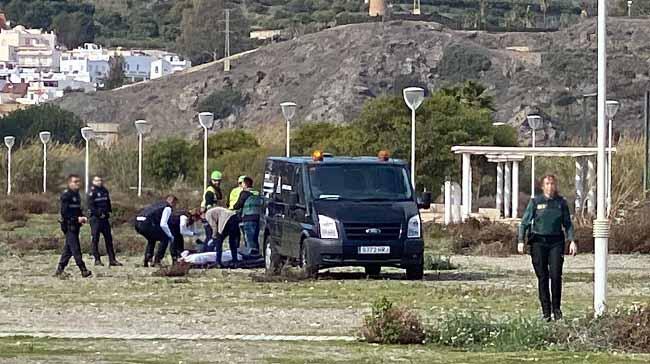 Traslado del cadáver tras ser rescatado en el Peñón de Salobreña.