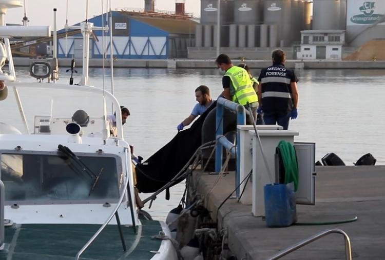 La patrullera de la Guardia Civil Río Aragón ha trasladado el cadáver al Puerto de Motril.