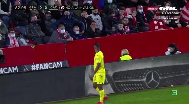 El aficionado en segunda fila (de azul oscuro) hace el gesto del mono al jugador del Cádiz. 
