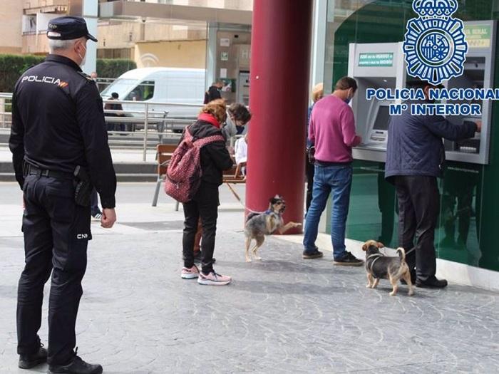 Un policía vigila la actividad en cajeros automáticos, en una imagen de archivo.