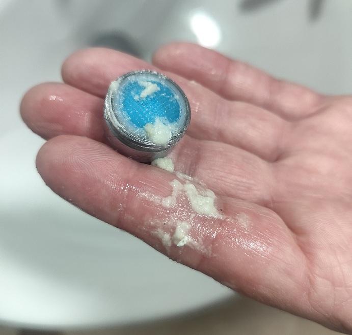 Restos de cal en el filtro de un grifo en la localidad.