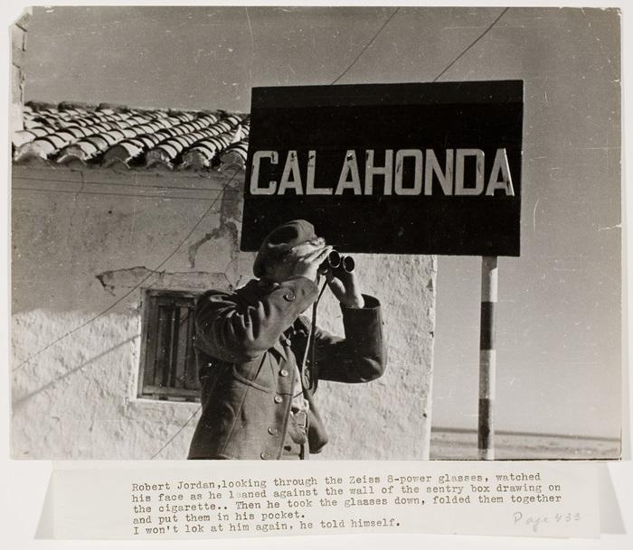 Robert Capa, Gerda Taro. "Soldado gubernamental mira a través de sus binoculares, Calahonda, España, febrero de 1937. El pie de la imagen es un texto de la novela "Por quién dobla las campanas", de Hemingway. Quizás fue una de las imágenes propuestas para su inclusión en el reportaje de la revista Life de 6 de junio de 1941.Copyright © Cornell Capa. The Robert Capa and Cornell Capa Archive, Gift of Cornell and Edith Capa, 1992.