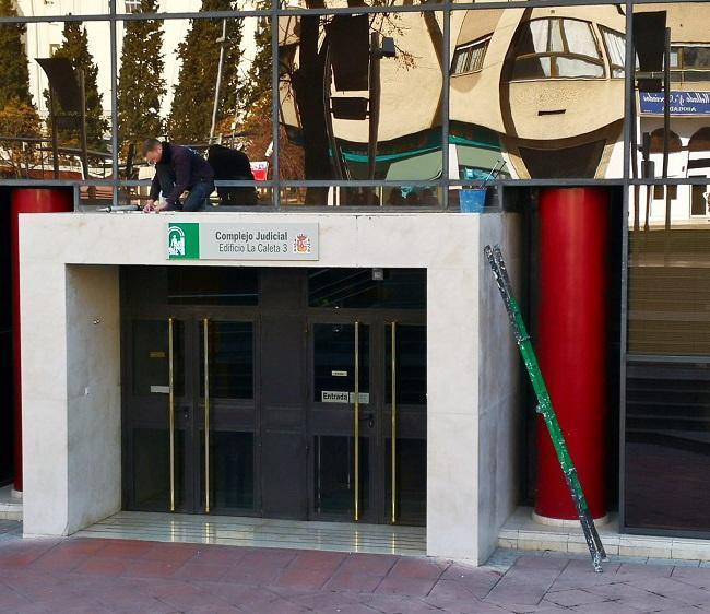 Imagen de una de las entradas a los Juzgados de la Caleta. Imagen de una de las entradas a los Juzgados de la Caleta.