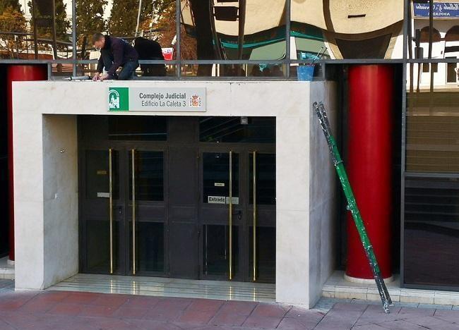 Entrada a los juzgados de la Caleta Entrada a los juzgados de la Caleta.
