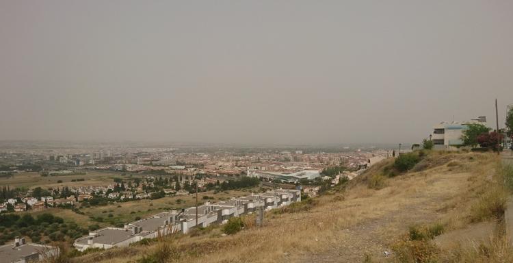 Calima que nublaba este domingo el cielo de Granada, vista desdes los Rebites. 