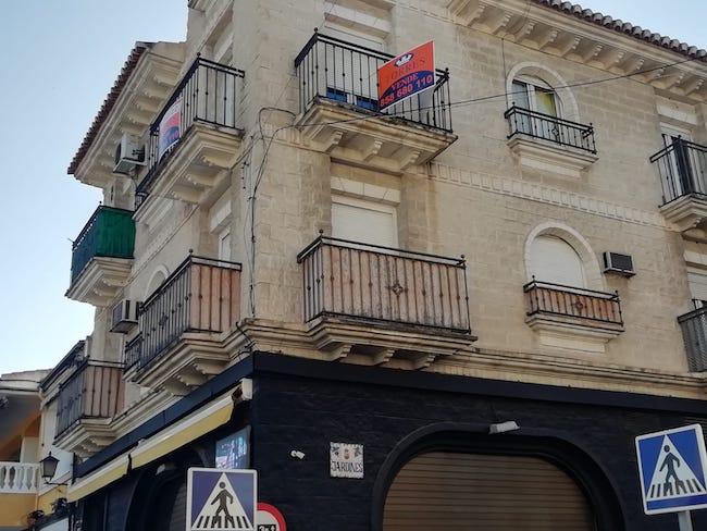 Calle Jardines de Armilla, con carteles de venta.