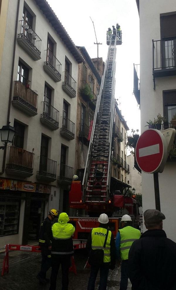 Técnicos trabajan ya este viernes en el edificio en riesgo de derrumbe para adoptar las medidas de seguridad.