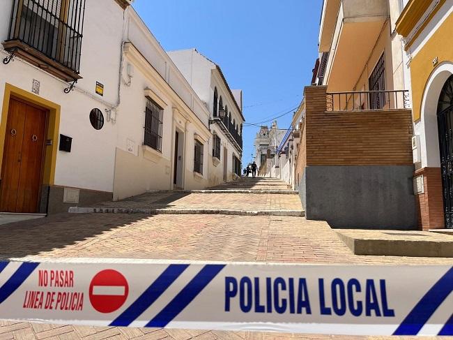 Calle donde ha ocurrido el siniestro, precintada por la Policía Local.