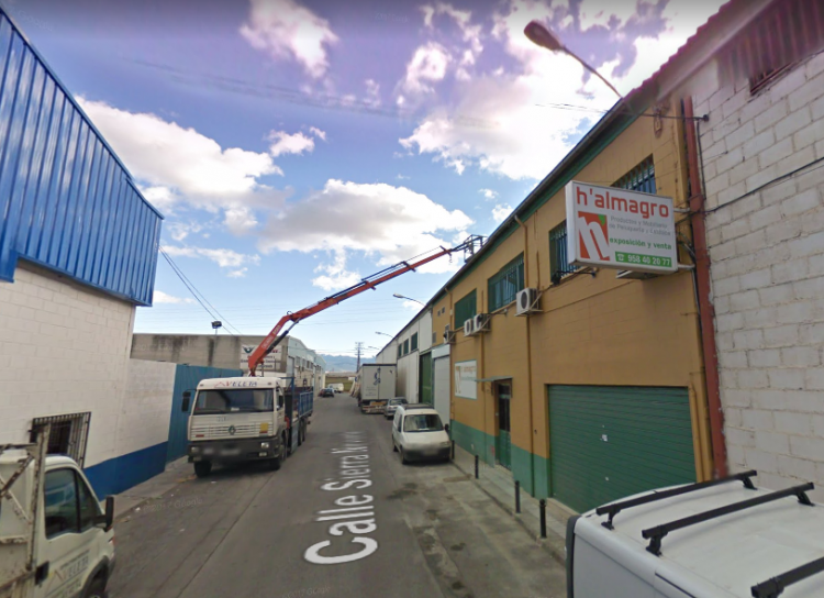 El incendio se ha registrado en la calle Sierra Nevada del polígono Asegra. El incendio se ha registrado en la calle Sierra Nevada del polígono Asegra.