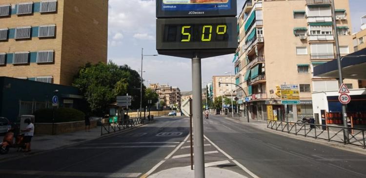 Termómetro de la Avenida de Dílar pasadas las 16.30 horas. Los de calle suelen registrar temperaturas más altas que las reales