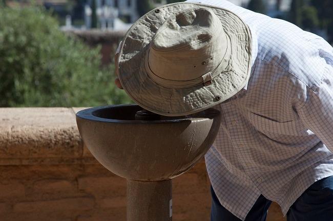 Llevar sombrero y buscar una fuente será habitual en estos días. 