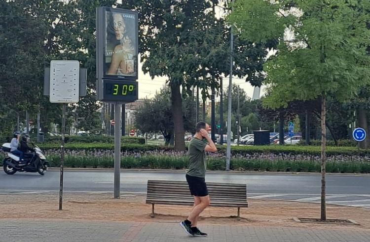 Las temperaturas de 30 grados o más, como la que marca el termómetro de calle del paseo Emperador Carlos V han sido habituales en octubre.