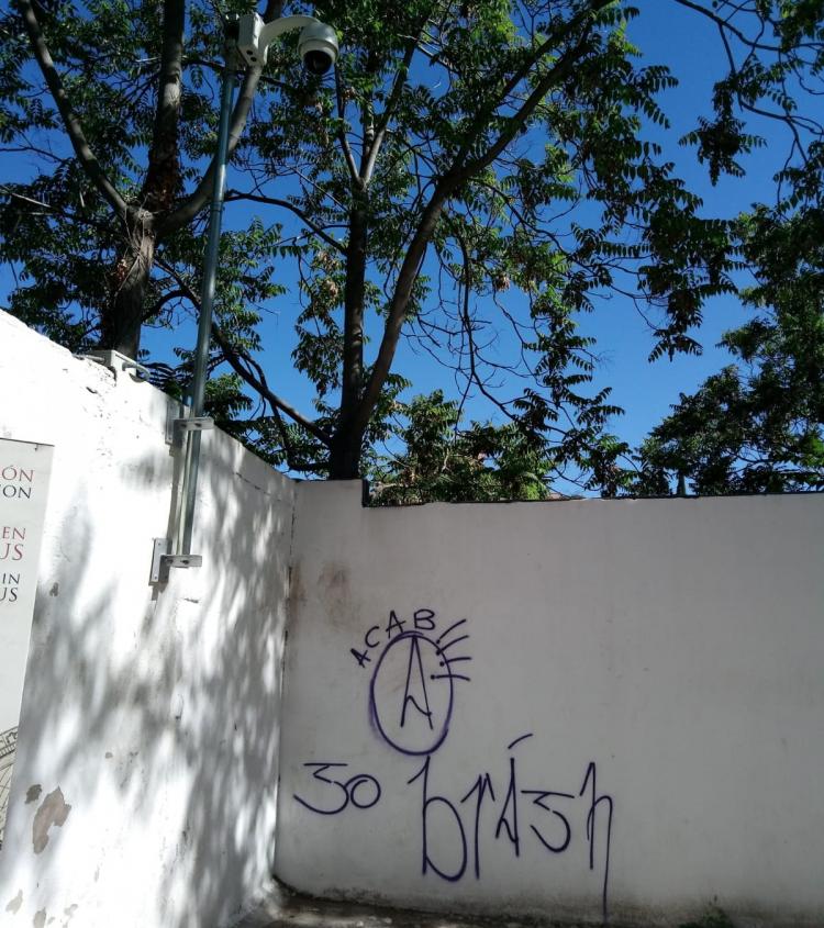 Pintadas junto a la cámara del Albaicín. Pintadas junto a la cámara del Albaicín.