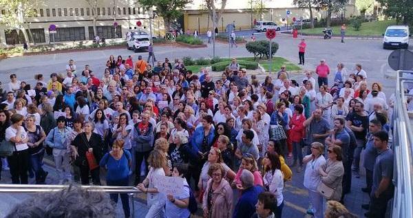 Concentración este lunes a las puertas del edificio de gobierno del Virgen de las Nieves por el cierre de camas. 