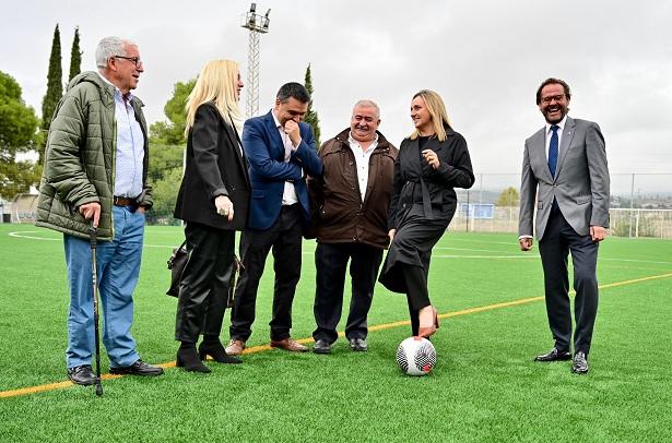 La alcaldesa y el delegado de la Junta visitan el nuevo césped artificial instalado.