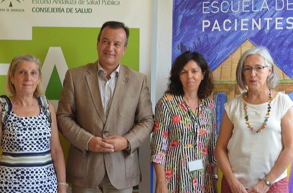 Almagro y Prieto con la pediatra y la enfermera que acompañarán a los jóvenes.