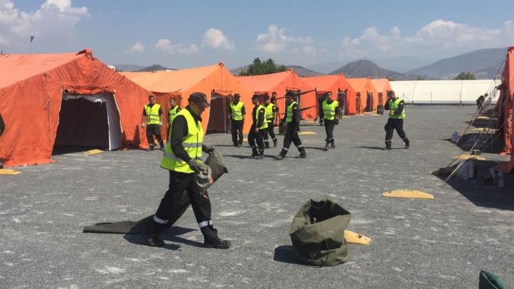 Militares de la UME durante el montaje del campamento para la acogida temporal de migrantes en el Puerto de Motril. Militares de la UME durante el montaje del campamento para la acogida temporal de migrantes en el Puerto de Motril.