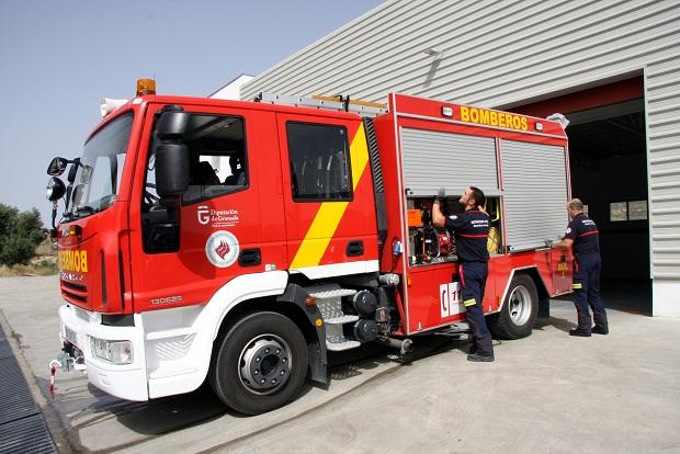 Camión y personal de la Agencia Provincial de Extinción de Incendios. 