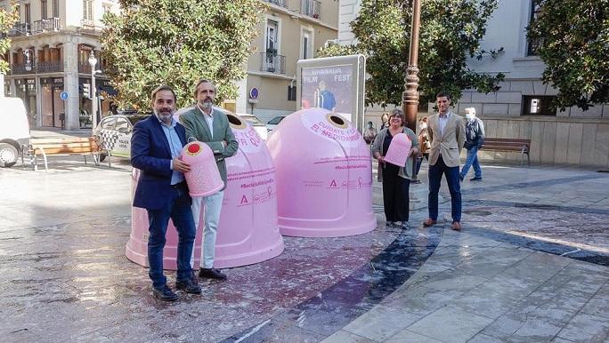 Presentación de la campaña, con contenedores rosa. 