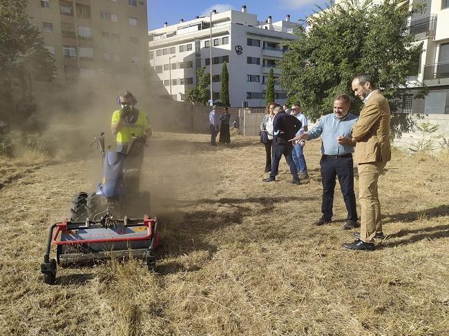 Calvo con técnicos de Inagra suervisan las labores de desbrozado.