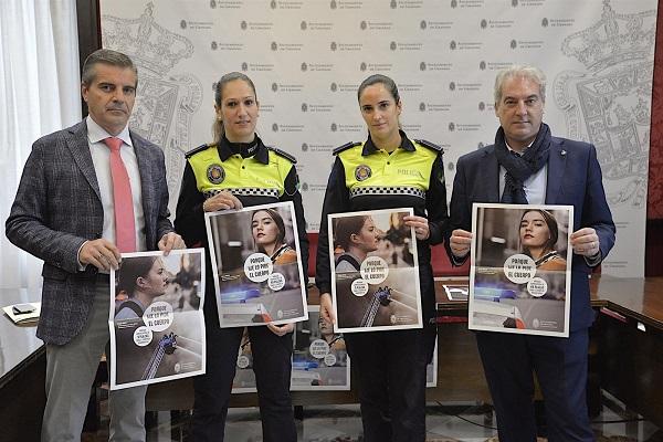 César Díaz y José Antonio Huertas con dos policías locales en la presentación de la campaña.