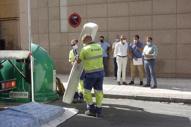 El edil y responsables de Inagra, en un punto de recogida de enseres.