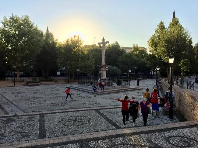 Paseantes por el Campo del Príncipe, este jueves.