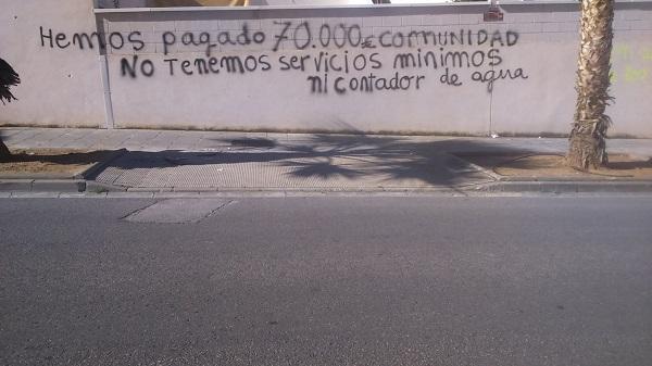 Pintadas en la urbanización quejándose de la falta de servicios. Pintadas en la urbanización quejándose de la falta de servicios.
