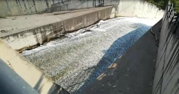 El agua sale por el aliviadero de Canales, este martes. 